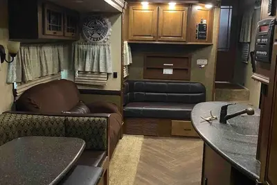 Image de Quaint Woodlands 2 Bedroom Fifth Wheel Camper