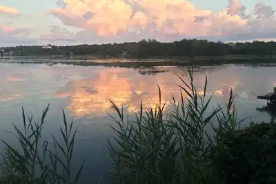 Image de Great Location on pond 1 minute from beautiful beach