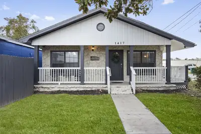 Image de Mr. John’s Corner Cottage on Government St. in downtown Ocean Springs! !