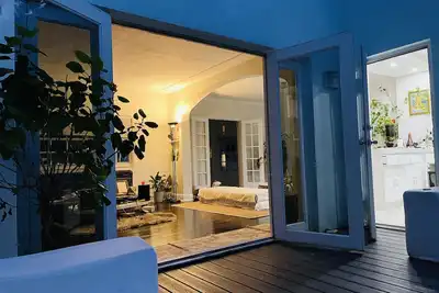 Image de Beautiful Home with large backyard.