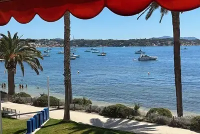 Image de charmant T2 les pieds dans l’eau, idéalement situé face à la mer!