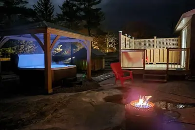 Image de Muskoka Honey Harbour Getaway with Hot Tub!