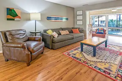 Image de Vibrant, Waterfront Home with Free WiFi, Full Kitchen, Gas Grill, & A/C