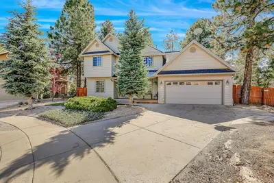 Image de 2-story home with enclosed yard, air hockey, fast WiFi & washer\/dryer