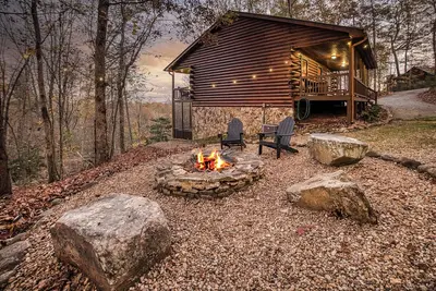 Image de Dog-friendly log cabin with Mountain views, hot tub & game room — near downtown