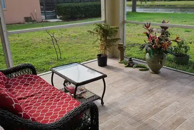 Image de Luxury, peaceful attractive Colonial style home