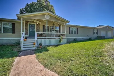 Image de Monett Family Ranch Home w/ Fireplace & Huge Deck!