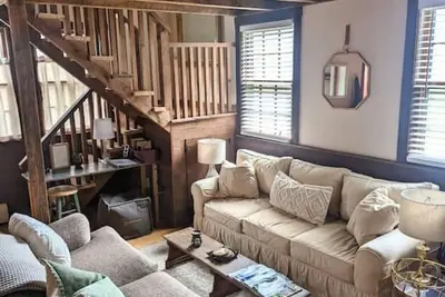 Image de Cozy Quechee Corner Cabin