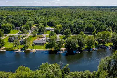 Image de Waterfront! ! Beautiful. New Hot tub. On Trent-Severn Waterway. Muskoka.