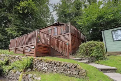 Acorn Bank Lodge, pet friendly, with hot tub in Bowness-On-Windermere