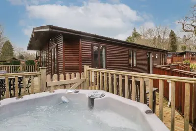 Damson Lodge, pet friendly, with hot tub in Windermere