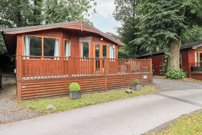 Buttermere Lodge, pet friendly, with hot tub in Bowness-On-Windermere