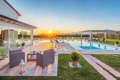 Image de Villa Le Terme avec piscine, bain à remous, jardin, terrasse, barbecue, climatisation et Wi-Fi.