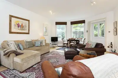 Image de South Kensington Garden Apartment, by Veeve