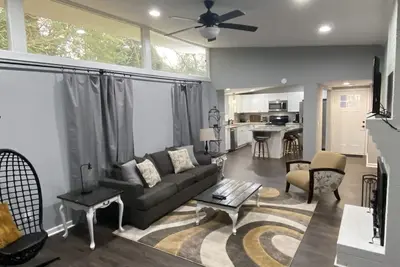 Image de Vaulted Ceilings & Accent Windows--1 mile from Cu