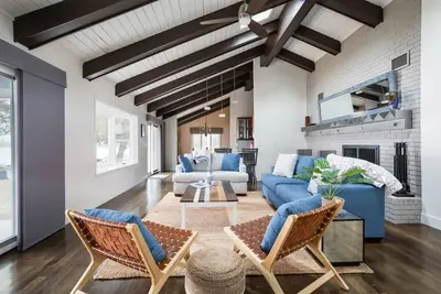 Image de Sandbar Cedar Cottage on Lake Leelanau