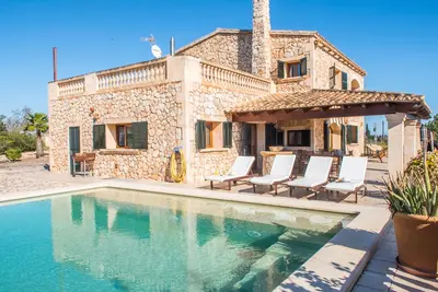 Image de Magnifique maison en pierre avec vue sur la mer et entouré par la nature