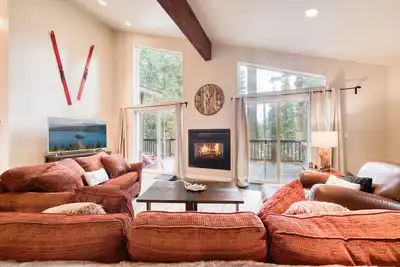 Image de Wolf Den By Tahoe Getaways - West Shore w Hot Tub, Close to Sugar Pine & Dog Ok!