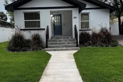 Image de Adorable Modern Patio Bungalow Near Downtown Tampa