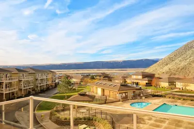 Image de ! ! Columbia Canyon Poolside Paradise! ! Book now for summer! Unlimited Free Golf!