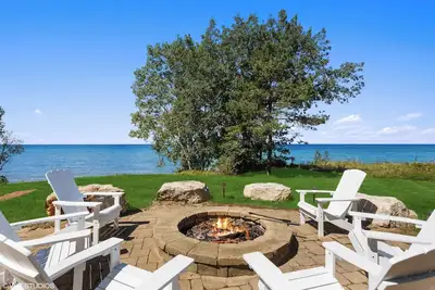Image de Juniper Presents: Beautiful Coastal Home on Lake Mi w/ Hot Tub & Lakeside Deck