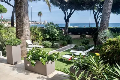 Image de Jolie villa en bord de mer avec vue panoramique sur le Golfe de Saint-Tropez