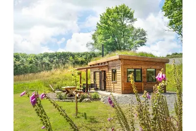 Image de Living Roof Log Cabin Overlooking Private Woodland