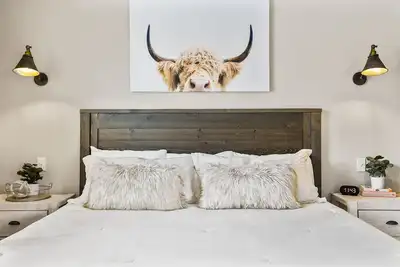 Image de 🌄Luxe House - New game room, hot tub, firepit, private retreat 🌄