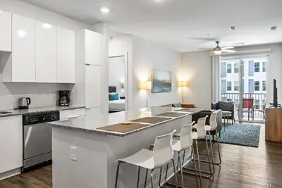 Image de (S2ba) Modern 2-Br, Walkable in Midtown, 1 Block from Marta