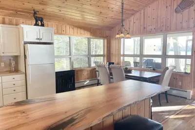 Image de Lake living at its finest in this comfy cottage