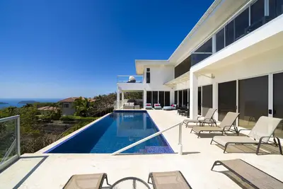 Image de Breathtaking Oceanview Retreat with Infinity Pool in Playa Potrero – Villa Blanca