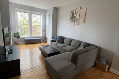 Image de Entire 2 bedroom with Office & Deck!