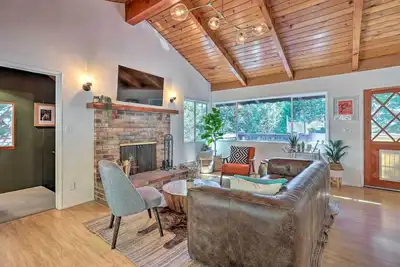 Image de Modern & Unique Cabin with Deck by Lake Gregory!