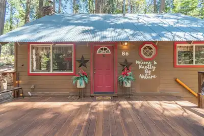Image de Knotty by Nature - Adorable Cabin on Private Road with Firepit! (winter only)