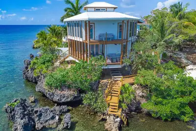 Image de Awesome over the water overlooking West End - Aire Agua