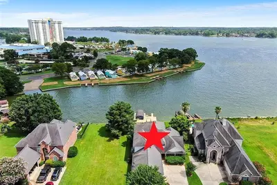 Image de Large house and pool on Lake Conroe