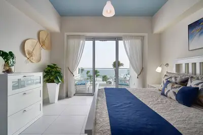 Image de Couples retreat to beachfront apartment