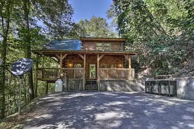 Image de 3 Mi to Pigeon Forge: Cabin w/ Hot Tub & Deck
