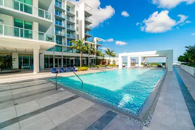 Fashion New Condo in the heart of Design District