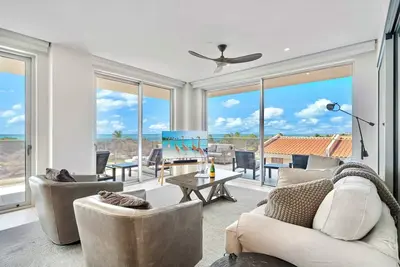 Image de Exquisite Oceanfront Corner Condo. Unmatched Views & Luxurious Amenities
