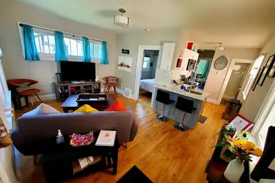 Image de Sandra's Ne Mpls Picket Fence Cottage