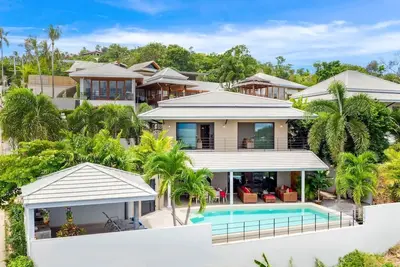 Image de superbe villa privative, sans vis a vis, avec une vue mer panoramique