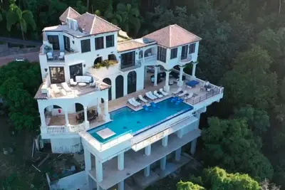 Image de Massive infinity edge pool overlooking Peter Bay. Discounted Spring Rates!