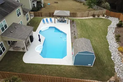 Image de 5 Bedroom home 3 1/2 bath - backyard oasis 5 miles to the Masters!