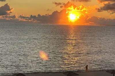 Image de Newly Renovated Penthouse: Peace, Love, and the Beach Await You\nBest View Nwp
