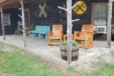 Image de A unique cabin, comfortable with private hot tub!