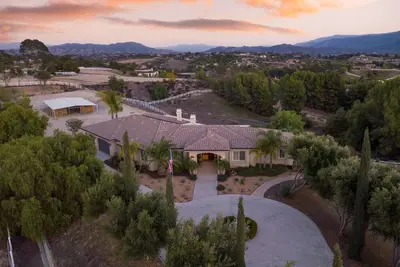 Image de Bear Bridge by AvantStay | Hilltop Haven in Temecula w/ Views!