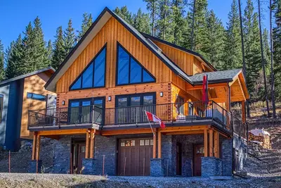 Image de Modern luxury wood framed cabin featuring incredible ski in/ski out access