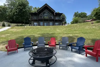 Image de New Construction Norris Lakefront Home w/Dock - Gentle slope to Lake. Sleeps 12