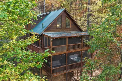 Image de Dog-Friendly! Secluded Cabin! Only 10 mins to downtown! Hot Tub & Game Room
